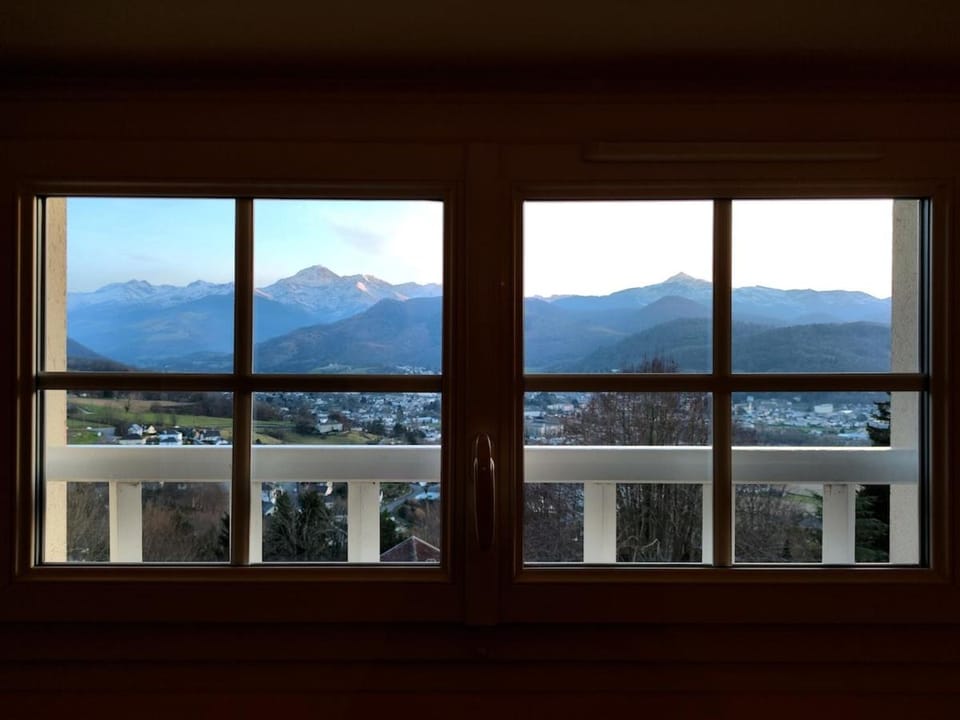 Appartement indépendant dans une charmante maison d'hôtes de vacances - HI PYRENEES - Jardin privé de 4000 m2 face au Pic du Midi Apartment in Occitanie