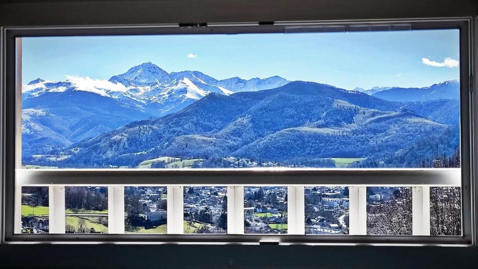 Appartement indépendant dans une charmante maison d'hôtes de vacances - HI PYRENEES - Jardin privé de 4000 m2 face au Pic du Midi Apartment in Occitanie
