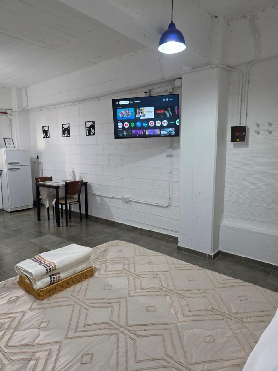Bed, TV and multimedia, Photo of the whole room, minibar