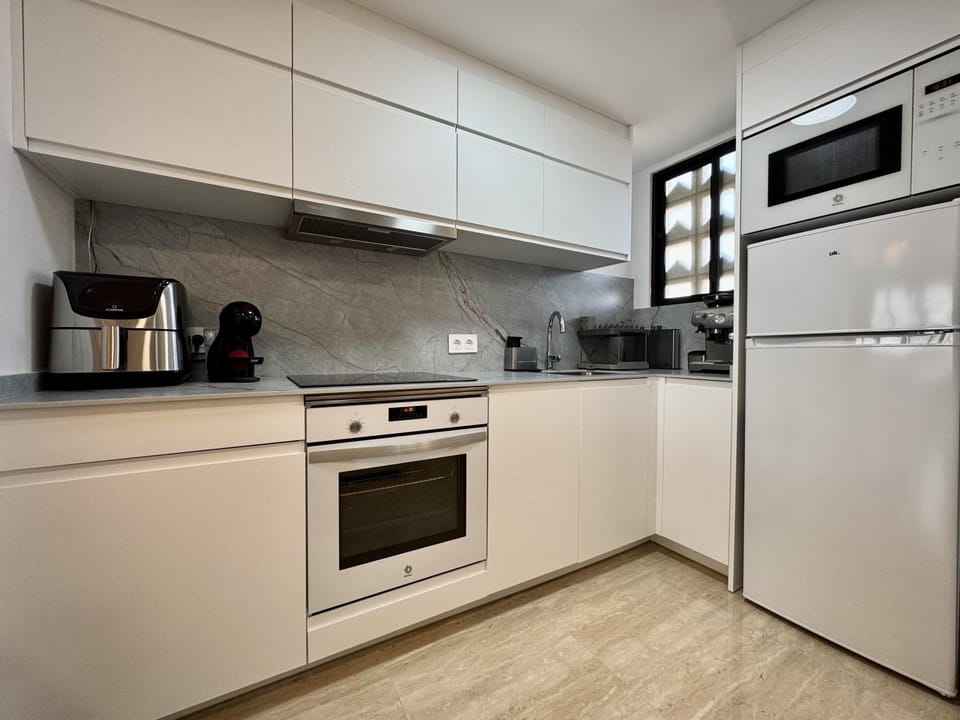 Coffee/tea facilities, Kitchen or kitchenette, dishwasher, oven, stove, toaster