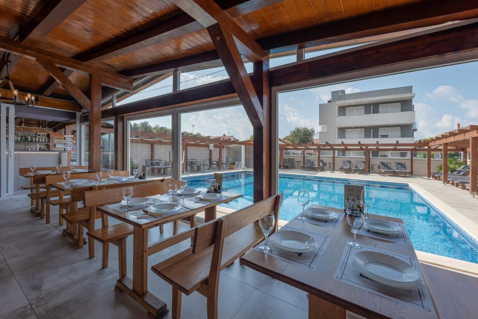 Restaurant/places to eat, Day, Balcony/Terrace, Swimming pool