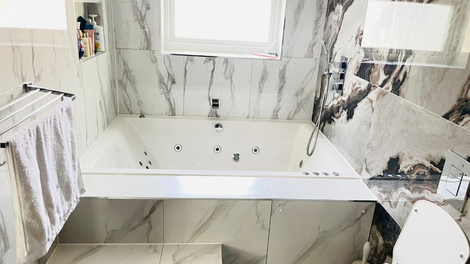 Stylish 6-7 Bedroom with parking and Jacuzzi House in Farnborough