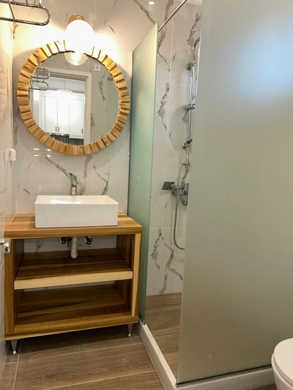 Shower, Toilet