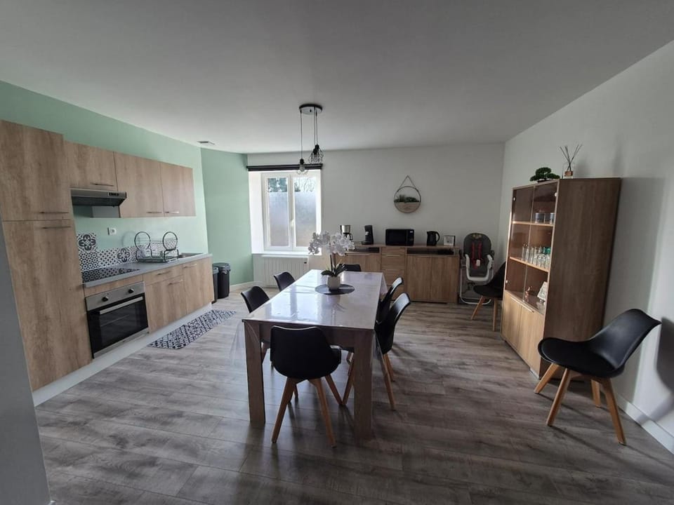 Kitchen or kitchenette, Dining area