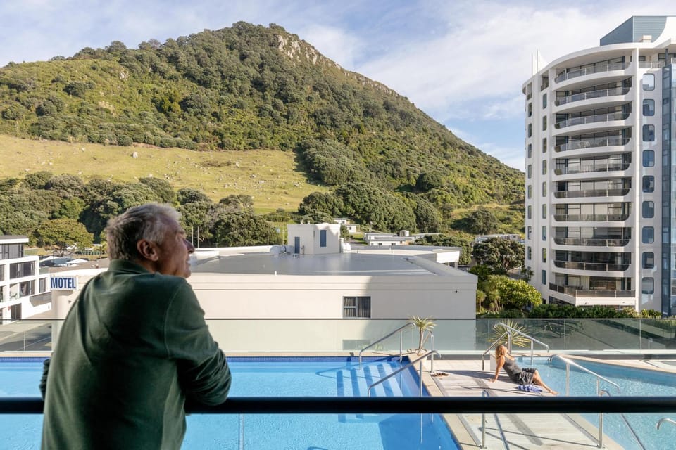 Spectacular Sunrises & Sea Views - Pool Spa Gym Apartment in Bay Of Plenty