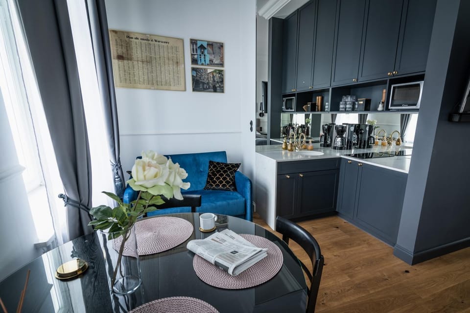 Kitchen or kitchenette, Food and drinks, Dining area, microwave