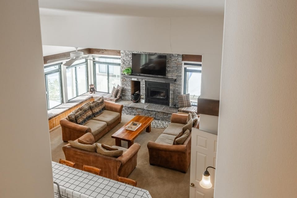 Silverbear #41 - 2 Bedrm + Loft / 3 Bathrm 1/2 block to Canyon Lodge! Slps 8 House in Mammoth Lakes