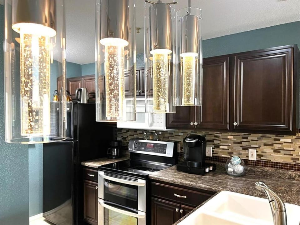 Coffee/tea facilities, oven, stove, kitchen
