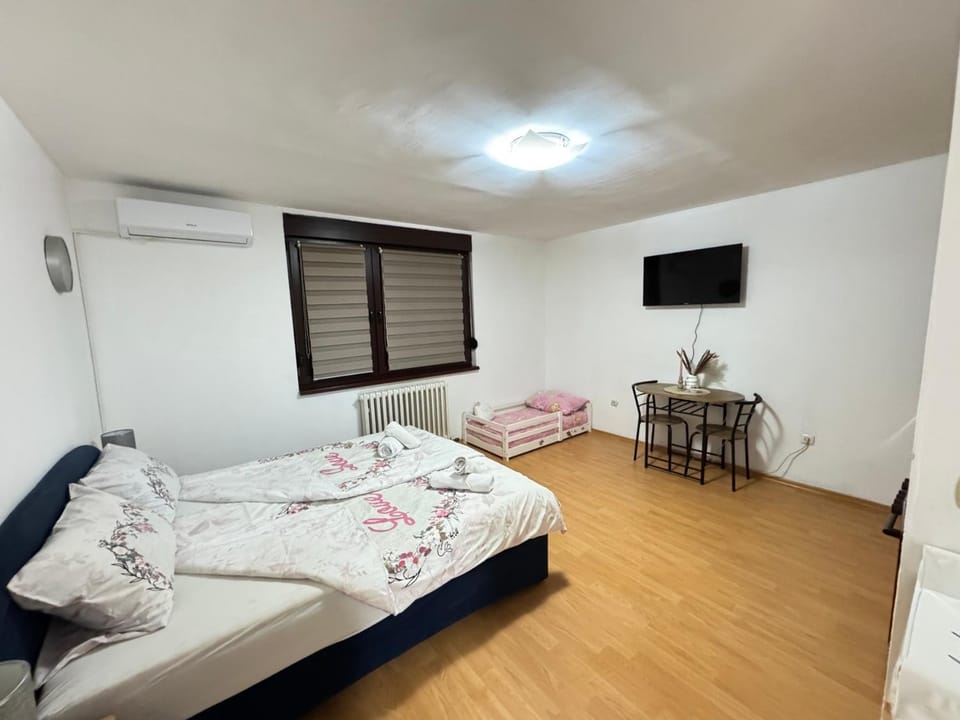 Bed, TV and multimedia, Seating area, Bedroom, air conditioner