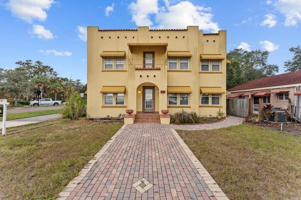 SUPER BOHO - LAKE TOHO FISHiNG WATER FRONTs House in Kissimmee