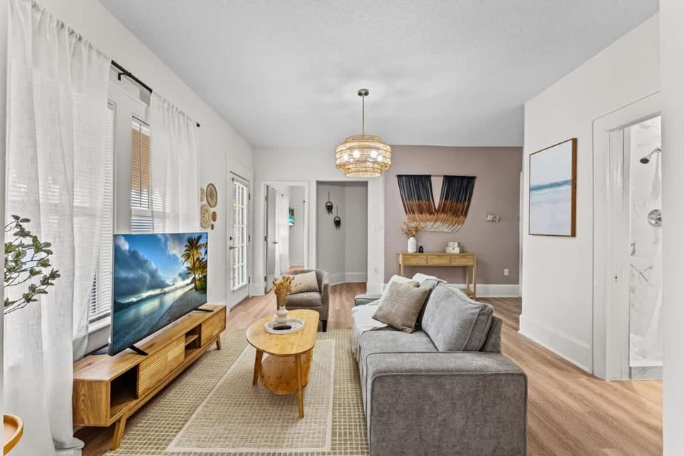 SUPER BOHO - LAKE TOHO FISHiNG WATER FRONTs House in Kissimmee