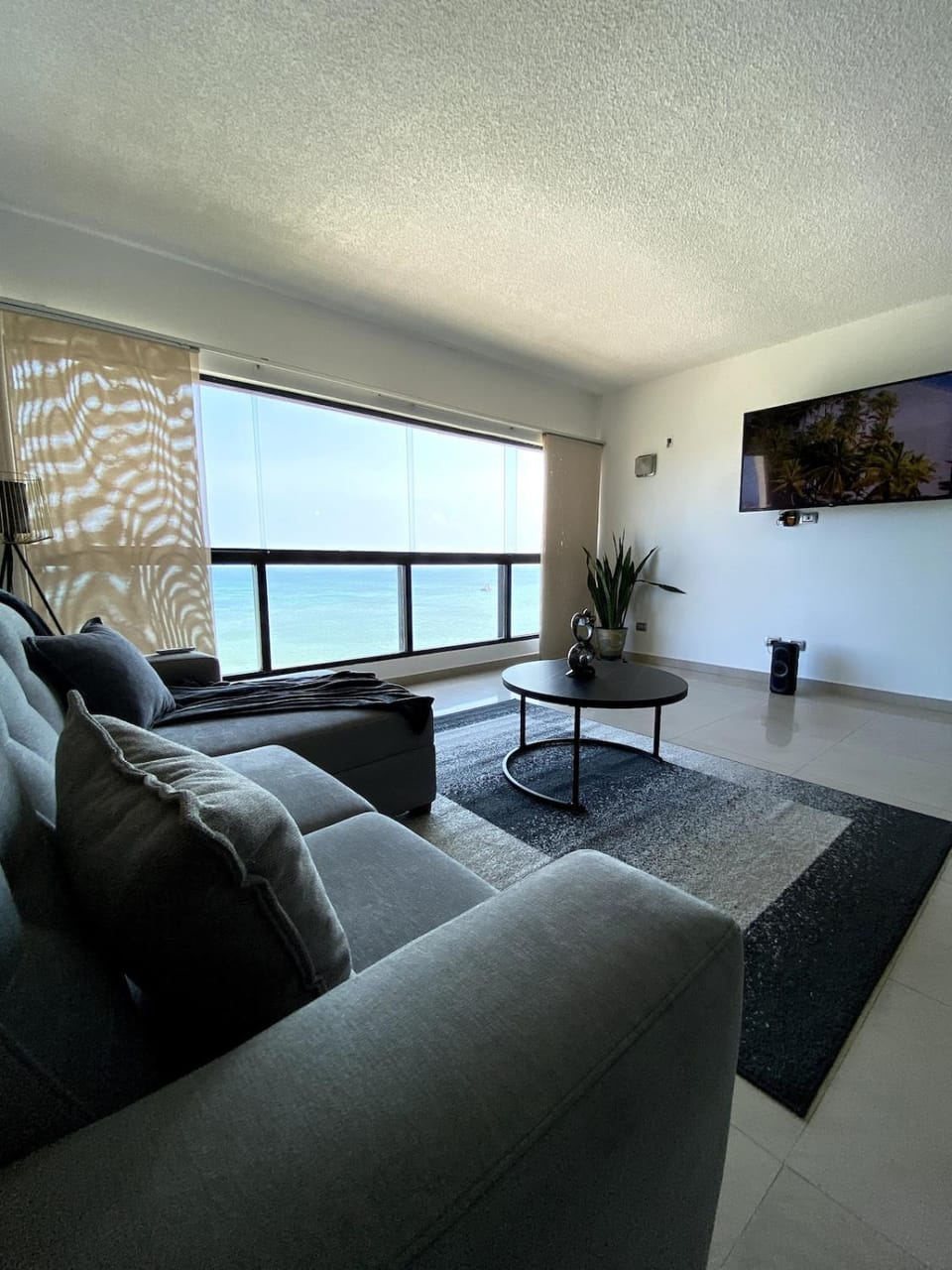 Natural landscape, TV and multimedia, Living room, Seating area, Sea view
