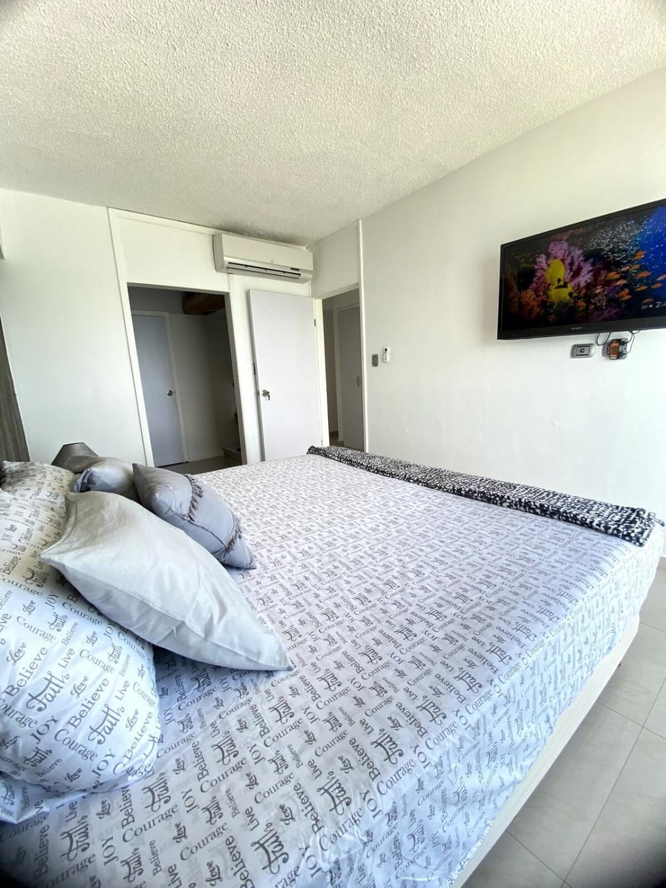 Bed, Photo of the whole room, Bedroom