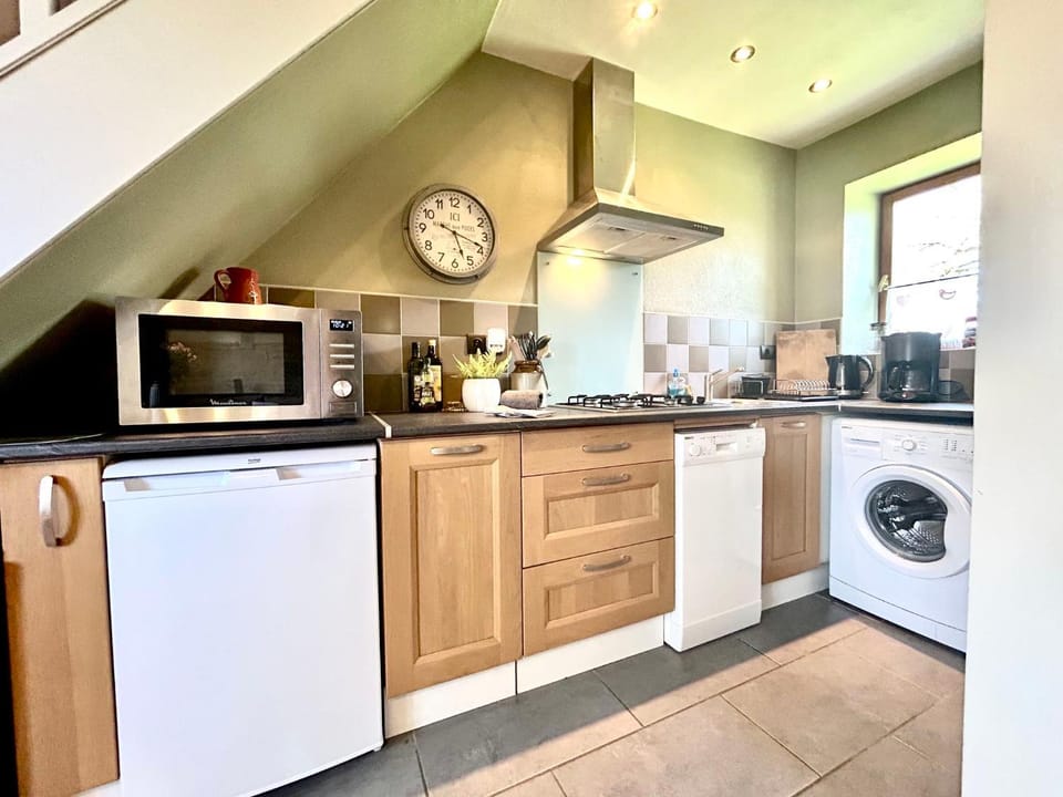 Kitchen or kitchenette, dishwasher, washing machine