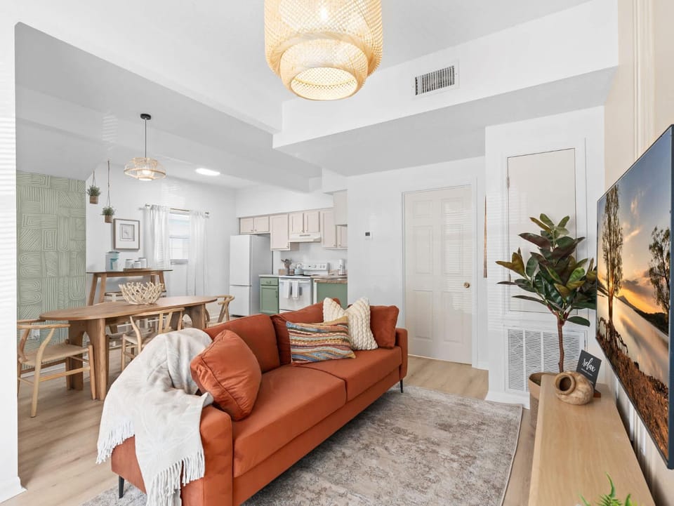 SUPER BOHO- At LAKE TOHO's WATER SLEEPs 6 House in Kissimmee