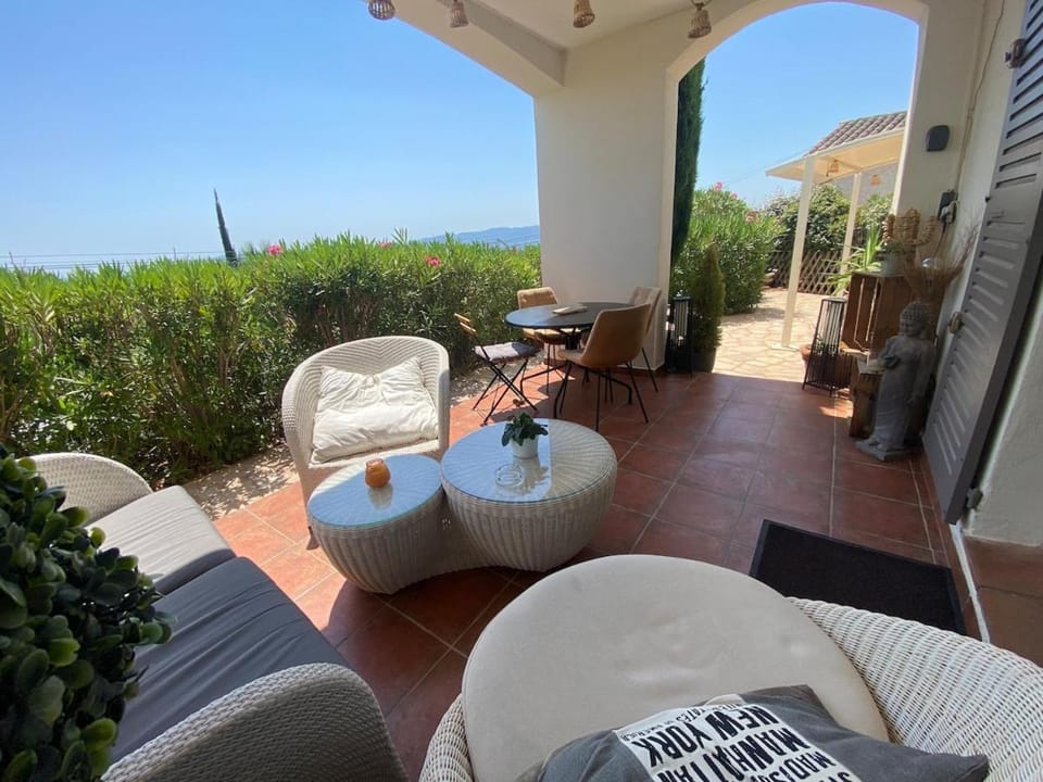 Maison au calme dans résidence privée avec piscine vue mer House in Fréjus