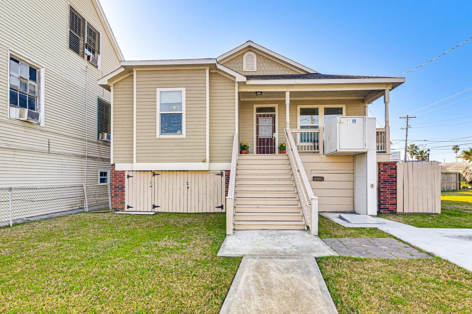 1/2 Mi to Galveston Strand! Coastal Haven w/ Deck House in Galveston Island