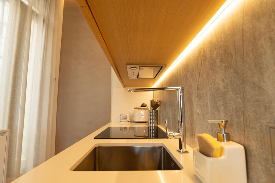 Kitchen or kitchenette, minibar