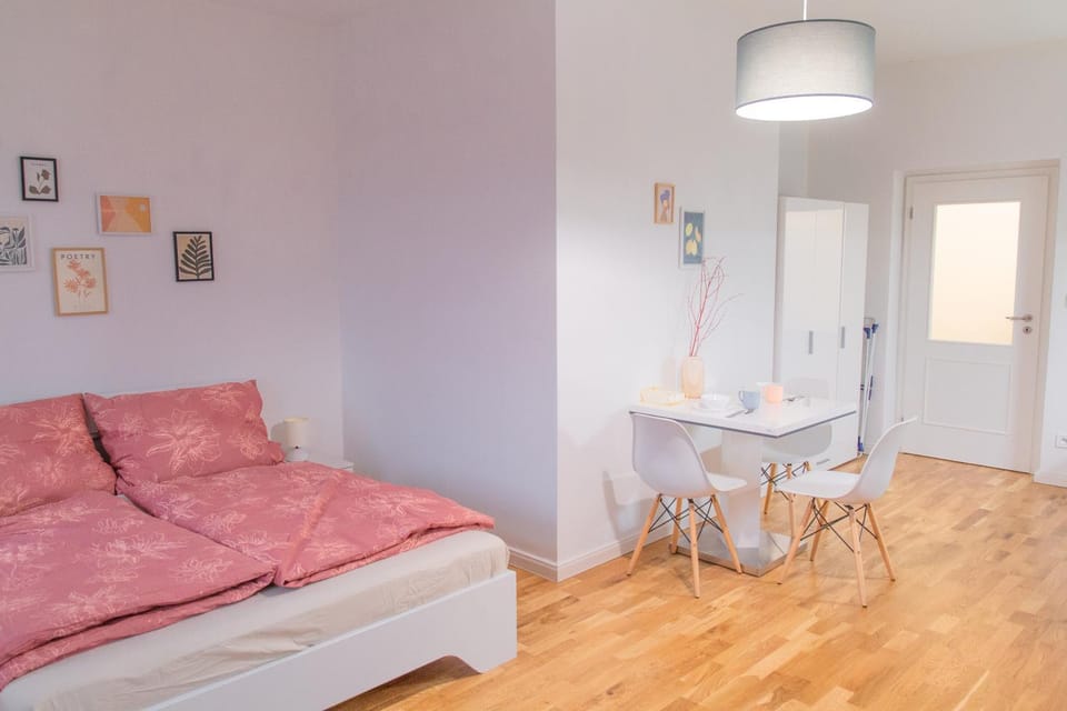 Bed, Living room, Photo of the whole room, Seating area, Dining area, Bedroom