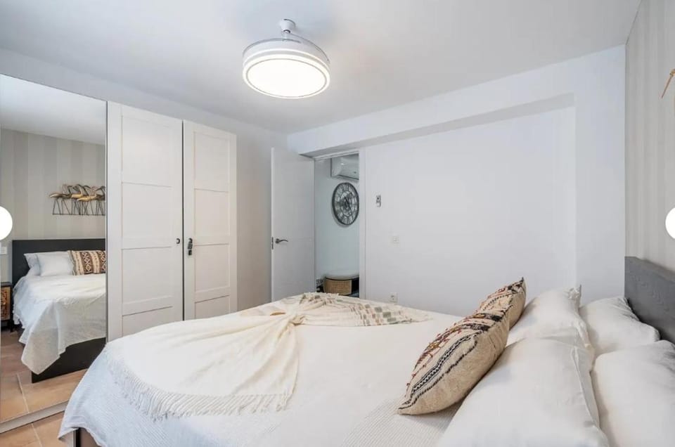 Casa al Andalus - Chic, serene, and Posh Center City Pad Apartment in Granada