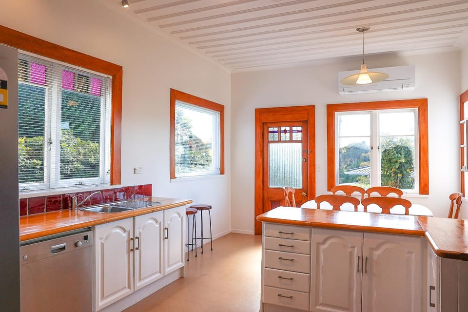 Kitchen or kitchenette, dishwasher, stove