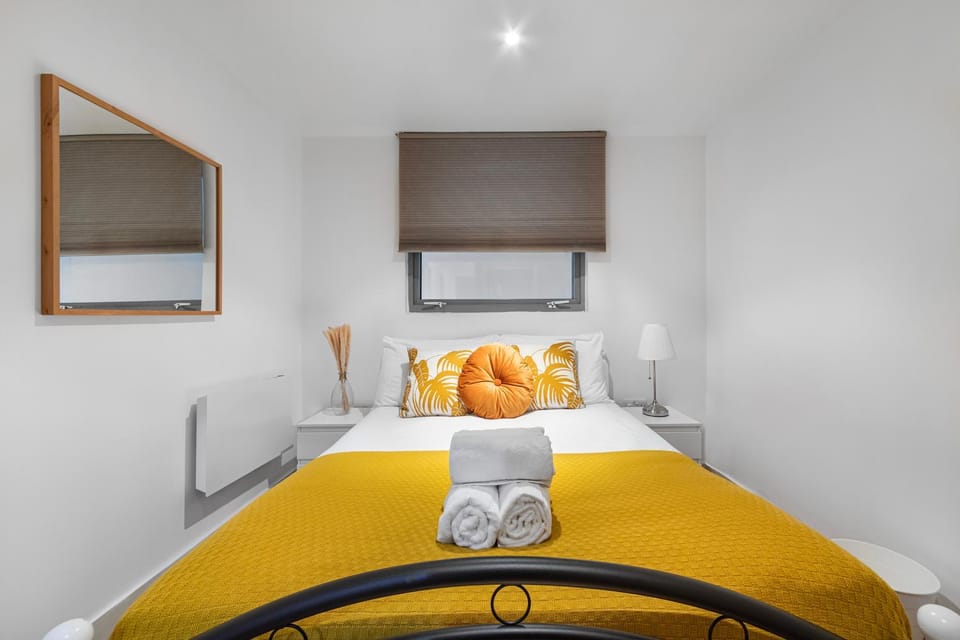 Bed, Photo of the whole room, towels