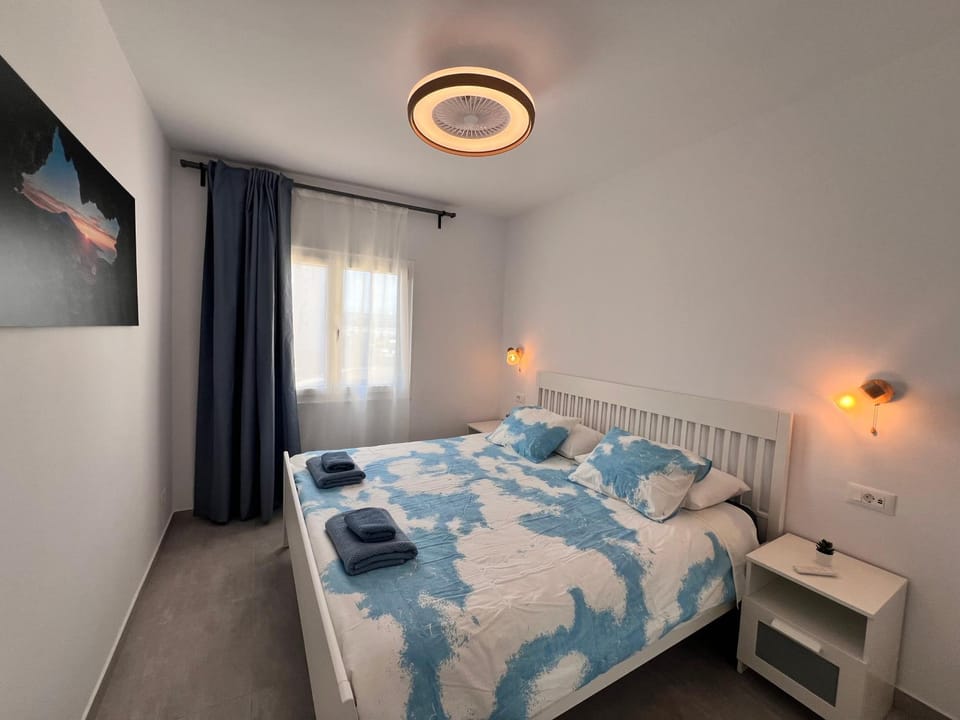 Bed, Photo of the whole room, Bedroom, internet, towels