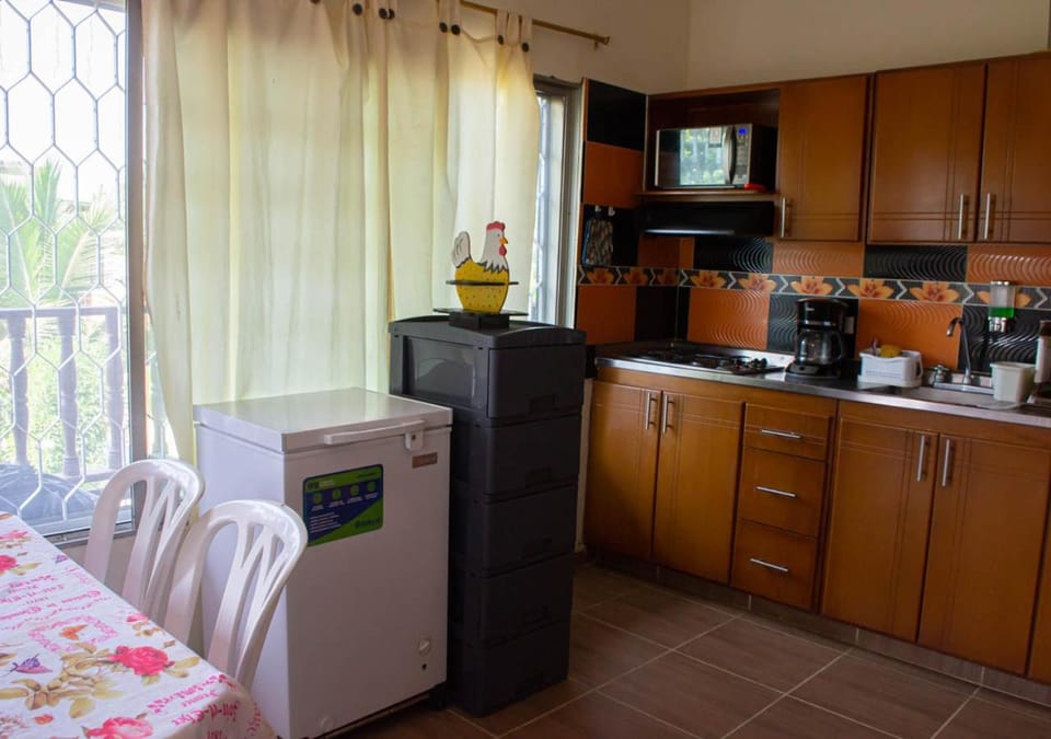 Kitchen or kitchenette, Dining area, stove