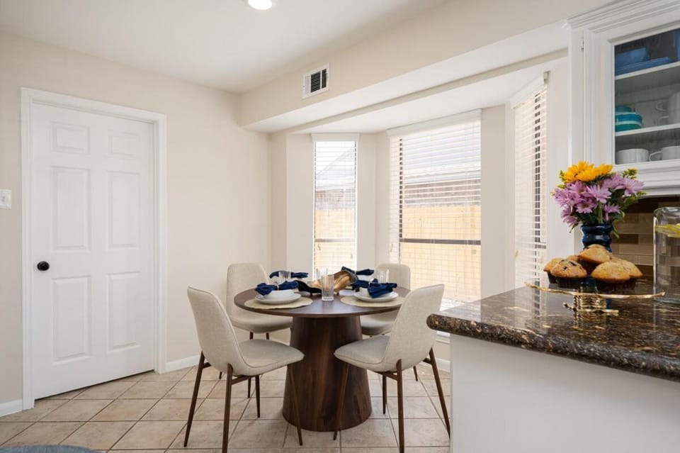 Humble Escape - Heated Pool, Cabana & Game Room House in Houston