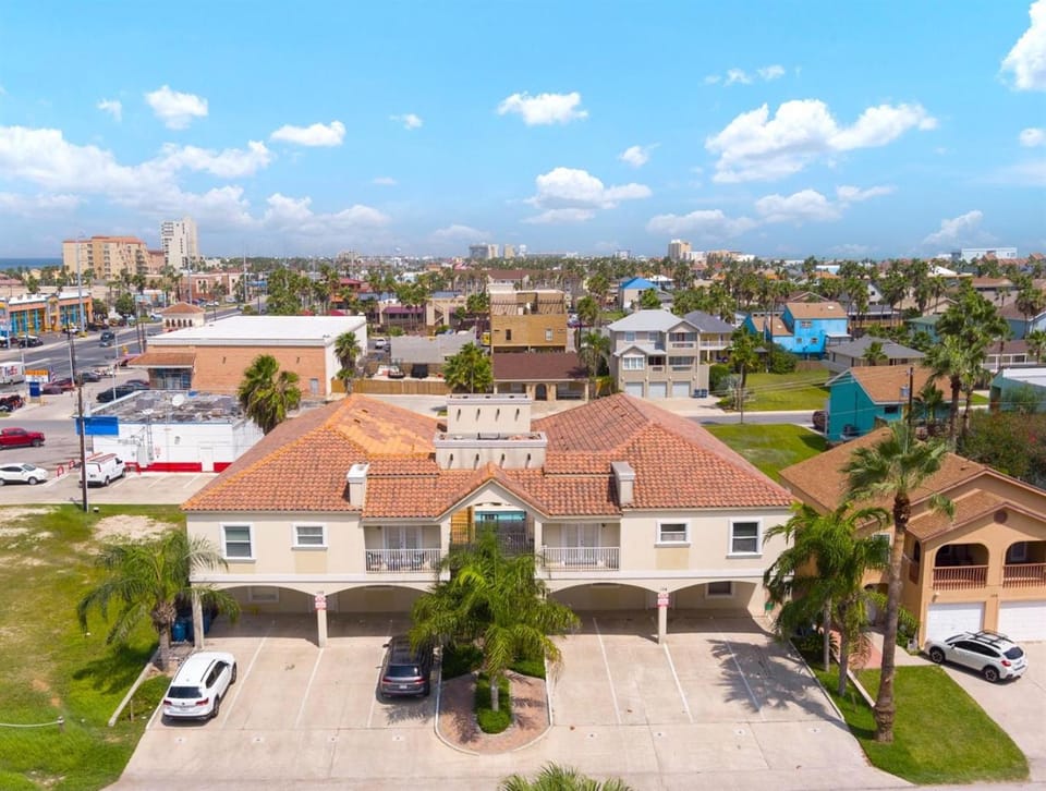 Ocean Garden 5 - Walk to the beach, WiFi Apartment in South Padre Island