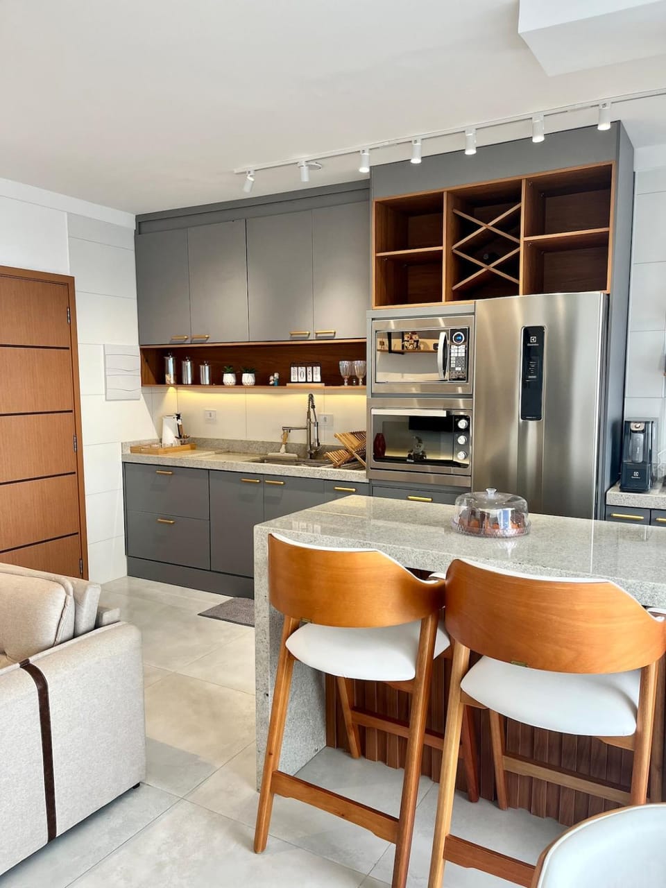 Coffee/tea facilities, Kitchen or kitchenette, Dining area, oven, stove