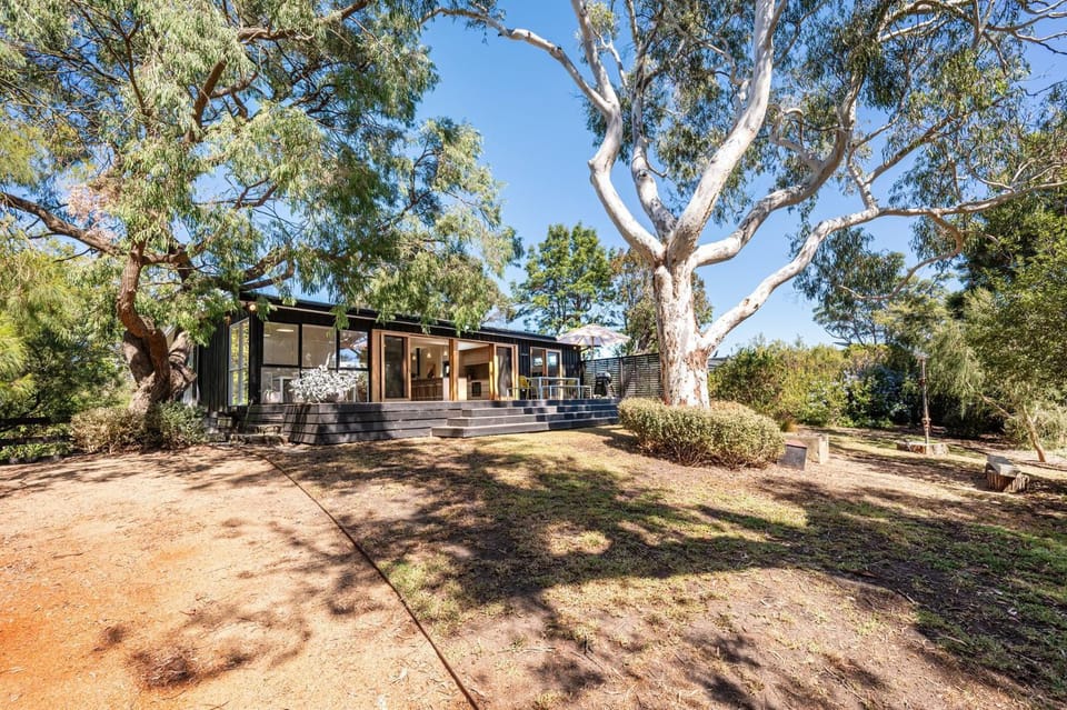 Property building, Day, Natural landscape, Garden, Garden view