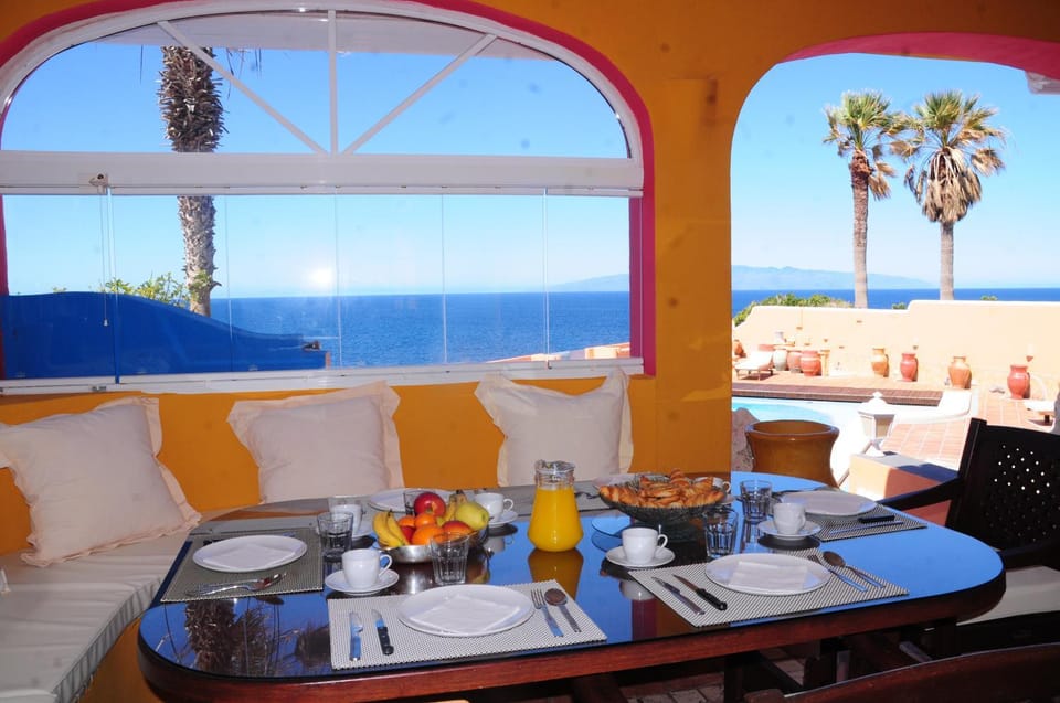 Food and drinks, Dining area, Sea view