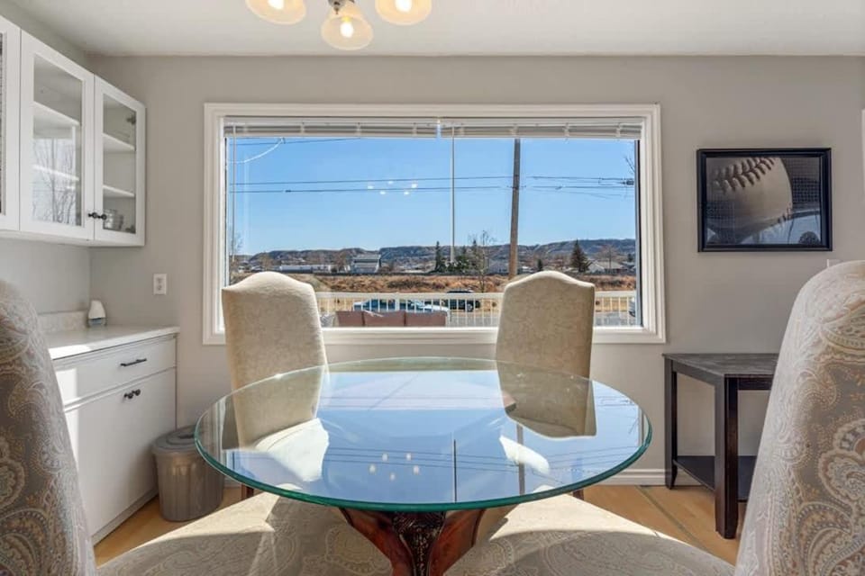 Hoodoo Hideout - 2BR House - Family Retreat - King Suite House in Drumheller
