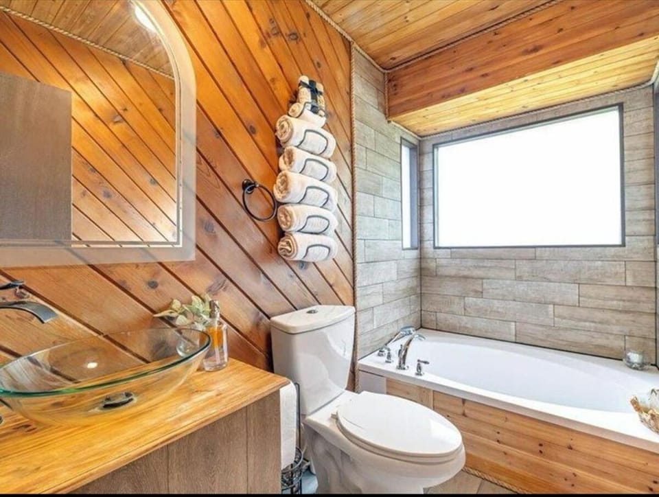 Cabin Retreat with Hot Tub Cabin in Coolbaugh Township