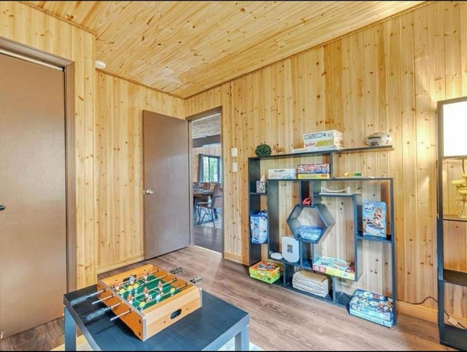 Cabin Retreat with Hot Tub Cabin in Coolbaugh Township