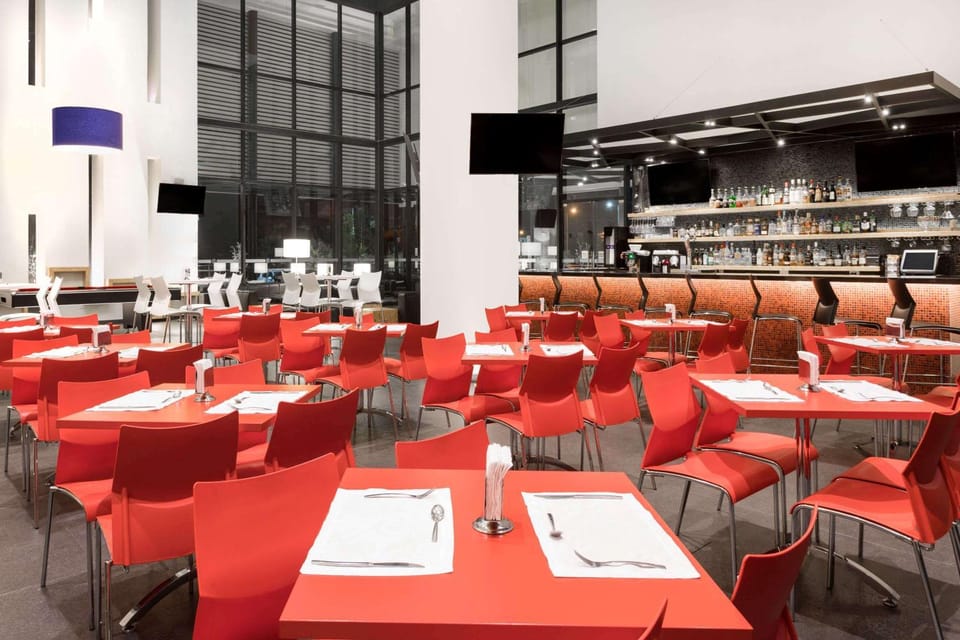 Restaurant/places to eat, Dining area, On site