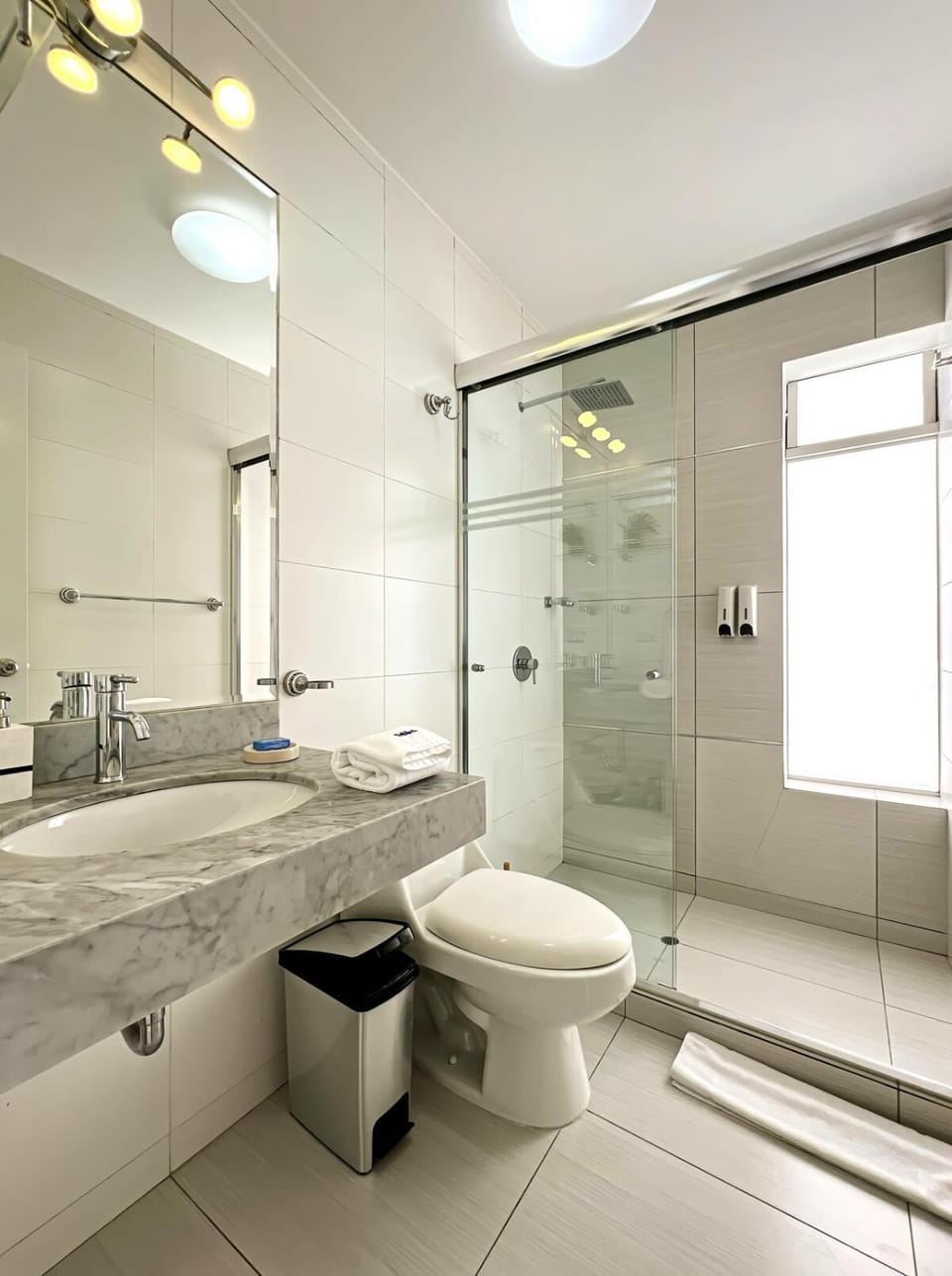 Shower, Toilet, Bathroom, towels