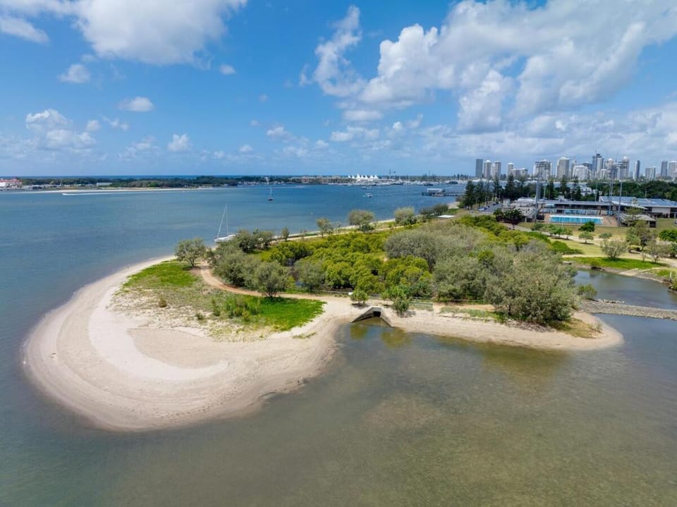 Oceanview Escape 2BR in the Heart of the GC Apartment in Main Beach