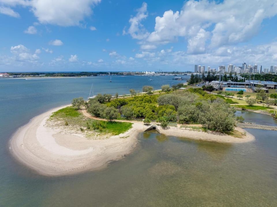 Oceanview Escape 2BR in the Heart of the GC Apartment in Main Beach