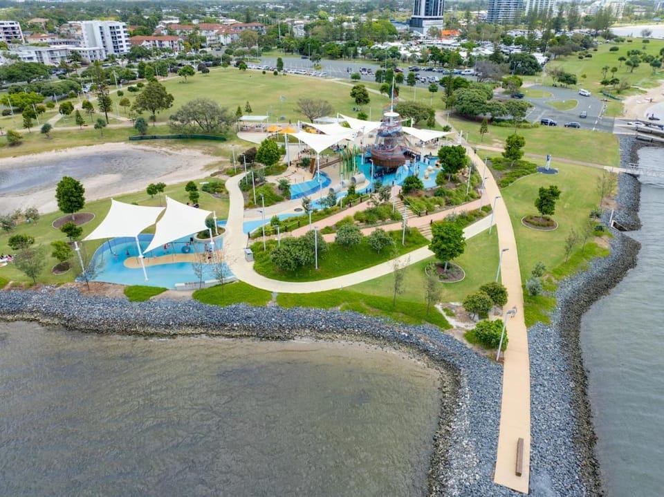 Oceanview Escape 2BR in the Heart of the GC Apartment in Main Beach