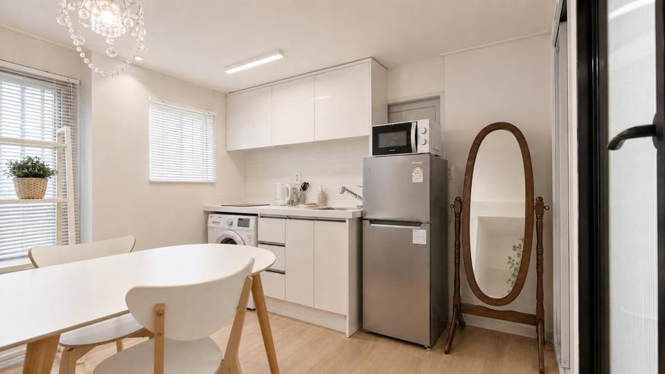 Kitchen or kitchenette, Dining area