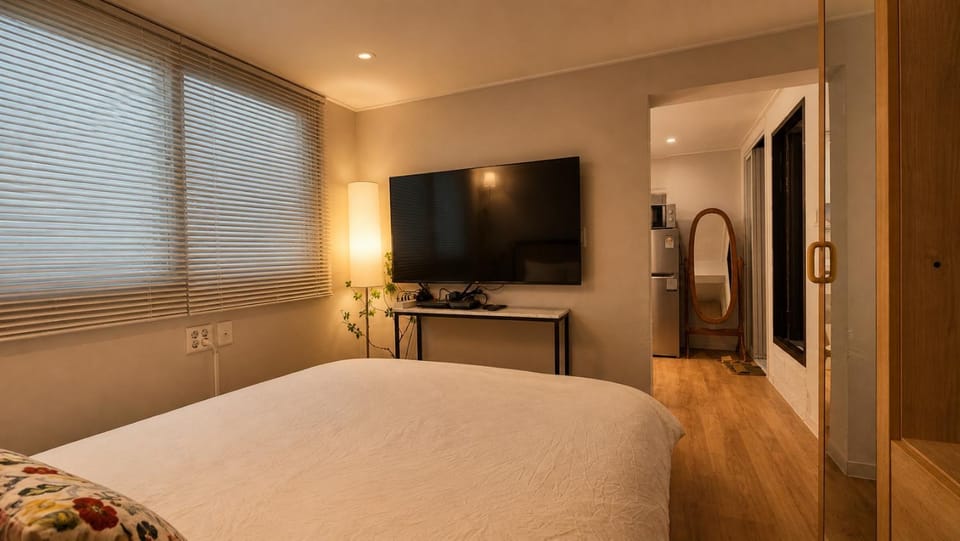 TV and multimedia, Photo of the whole room, Bedroom