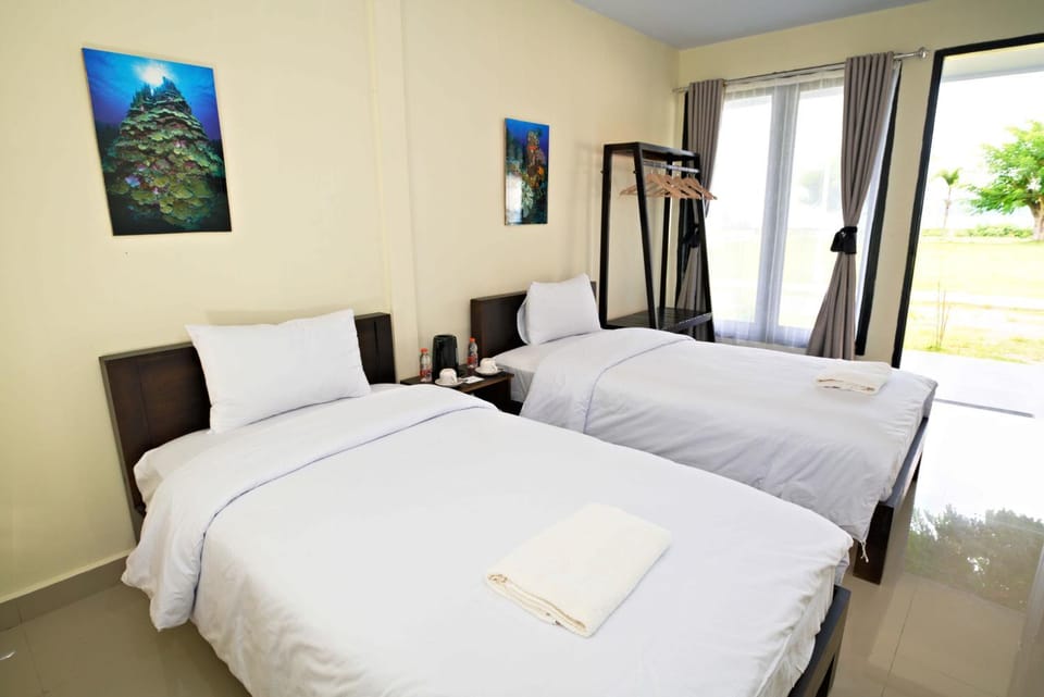 Bed, Photo of the whole room, Bedroom, towels