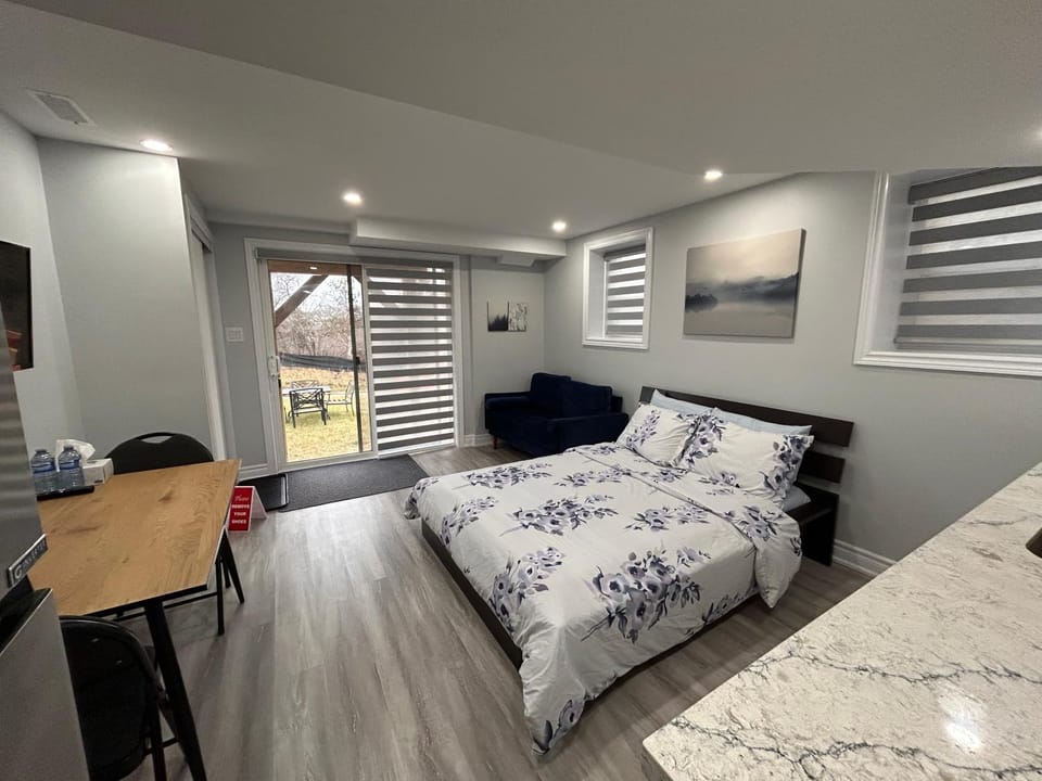 Bed, Seating area, Bedroom