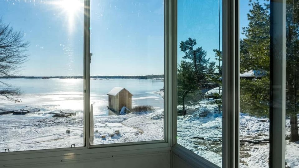 Georgian Bay 3-bdrm lakefront Main House House in Georgian Bay
