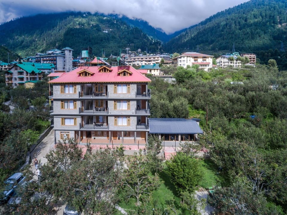 Manali Crest Hotel in Manali