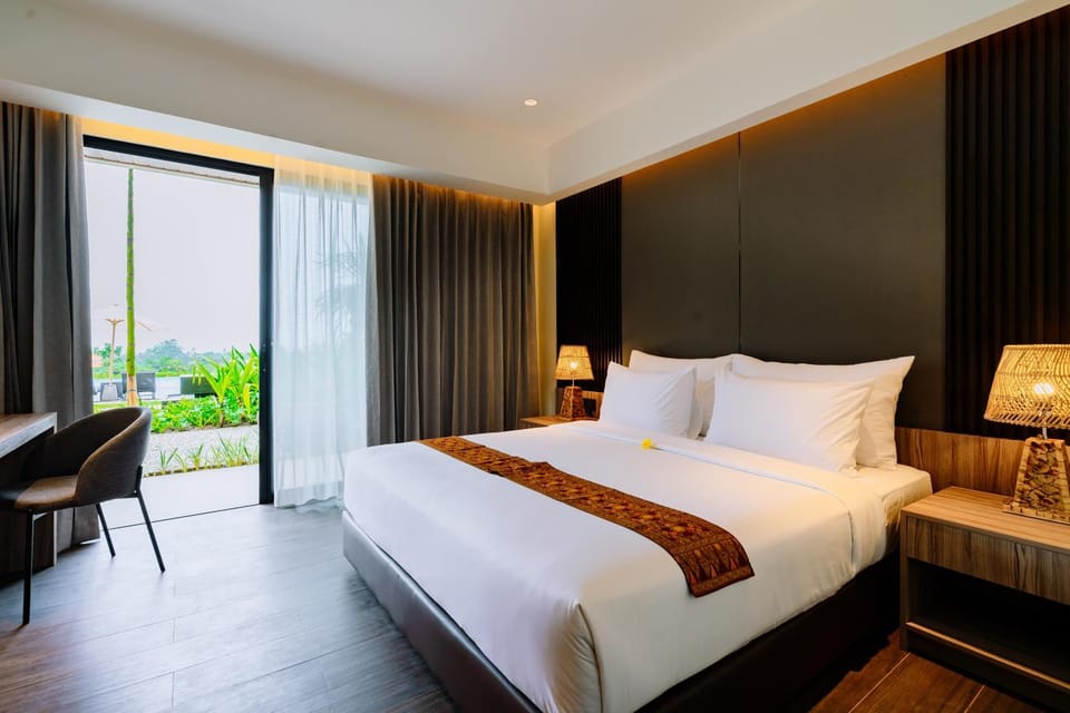 Bed, Photo of the whole room, Seating area, Bedroom