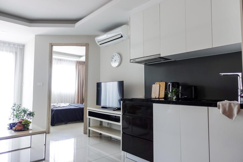 TV and multimedia, Kitchen or kitchenette, Living room, air conditioner