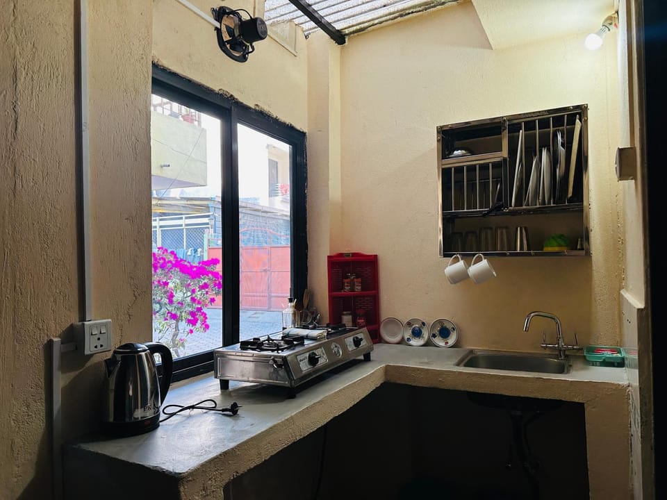 Coffee/tea facilities, Kitchen or kitchenette, stove